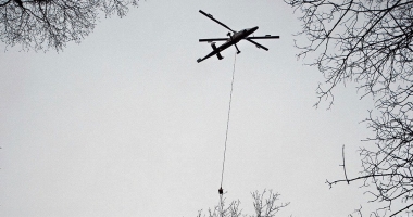 Spektakuläre Baumfällaktion beim Bahnhof Herisau: Kranke Eschen müssen gefällt und mit dem Helikopter ausgeflogen werden